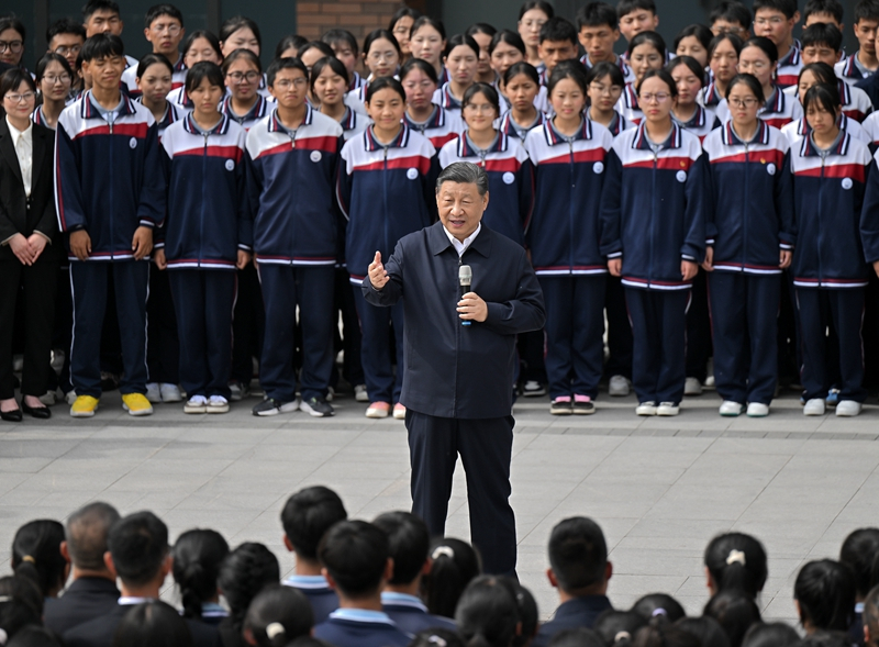 2024年6月18日，習(xí)近平總書(shū)記在青海果洛西寧民族中學(xué)考察時(shí)，同師生們親切交流。